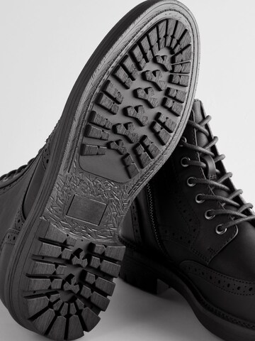 Boots stringati di Next in nero