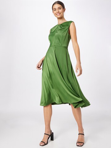 Rochie de cocktail de la Vera Mont pe verde