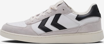 Hummel Sneakers in White: front