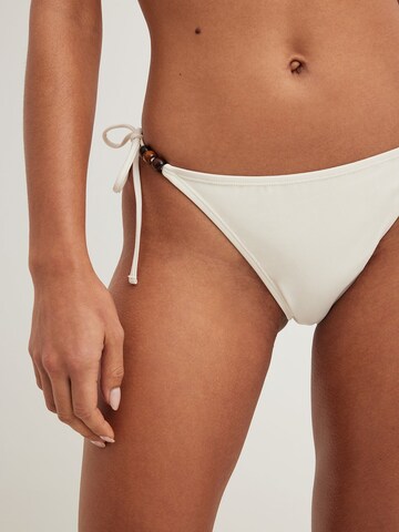 NA-KD Bikinihose in Weiß