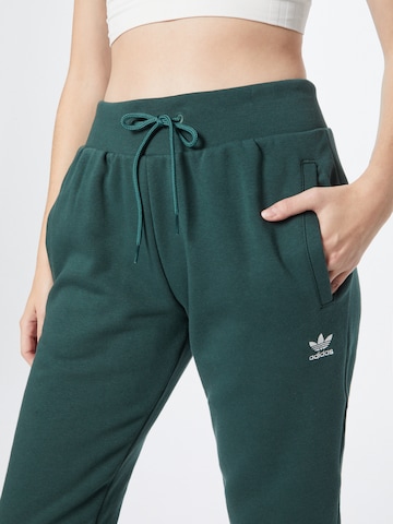 ADIDAS ORIGINALS Дънки Tapered Leg Панталон 'Adicolor Essentials Fleece ' в зелено