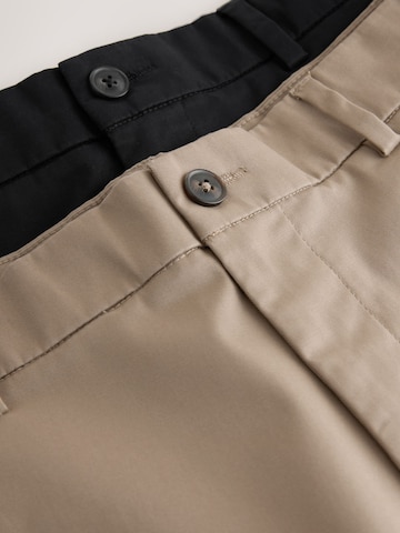 Next Normalny krój Chinosy w kolorze brązowy