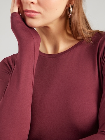 Tricou de la HOLLISTER pe roșu