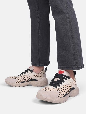 Crickit Sneakers laag 'PACE' in Beige: voorkant