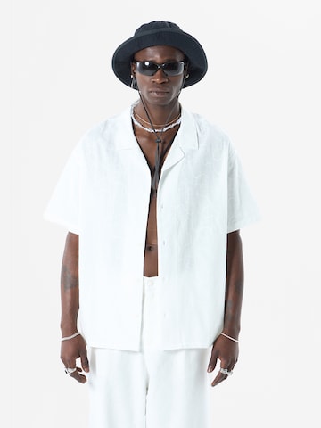 VAMOS CLO Button Up Shirt 'Amaranth' in White: front