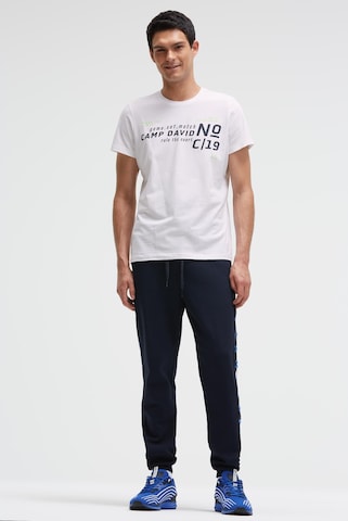 Tricou de la CAMP DAVID pe alb