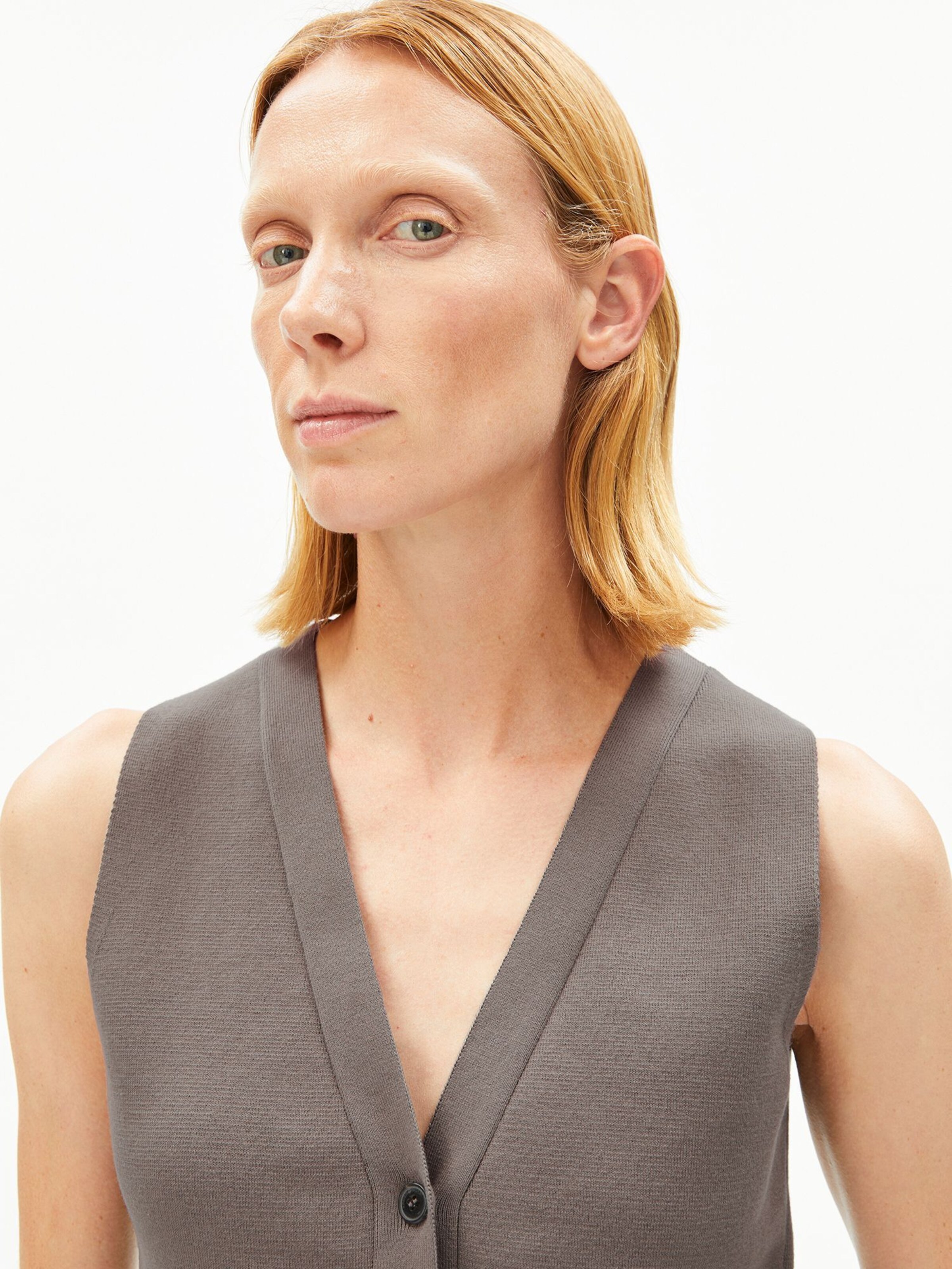 ARMEDANGELS Weste COMPACT BUTTONED in Braun: Vorderseite