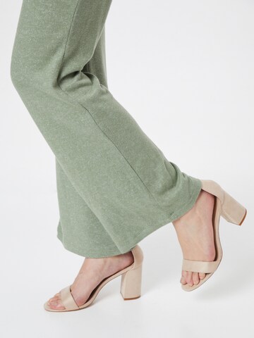 Flared Pantaloni 'Lisey' di ABOUT YOU in verde