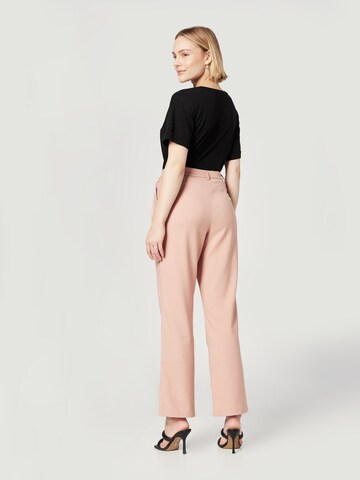 Guido Maria Kretschmer Women Loose fit Pleat-front trousers 'Aurelia' in Pink: back