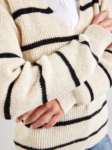 ABOUT YOU Sweater 'Frauke' in Beige