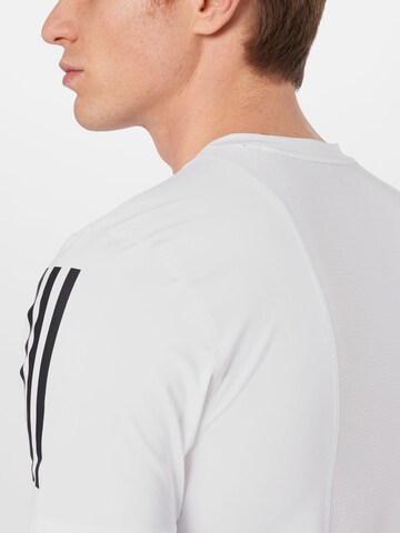 Skinny T-Shirt fonctionnel ADIDAS SPORTSWEAR en blanc