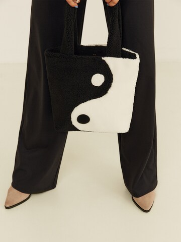 ABOUT YOU x Sofia Tsakiridou Shopper 'Elaina' in Zwart