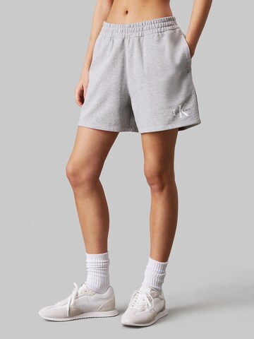 Calvin Klein Jeans Regular Shorts in Grau: Vorderseite