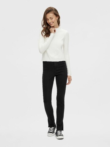 T-shirt 'PCNicca' PIECES en blanc