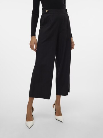 VERO MODA Loosefit Bukser med lægfolder i sort: forside