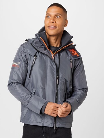 Superdry Zimní bunda 'Mountain' – šedá: přední strana