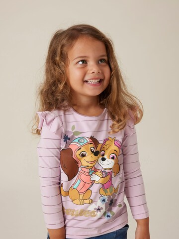 NAME IT T-shirt 'NMFJulia Paw' i lila: framsida