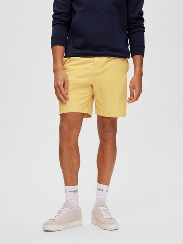 Pantalon chino SELECTED HOMME en jaune : devant