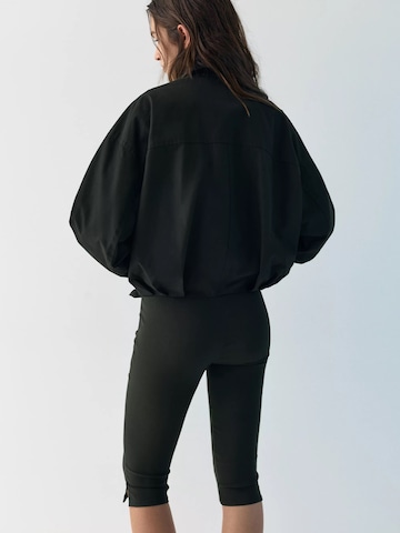 Pull&Bear Välikausitakki värissä musta