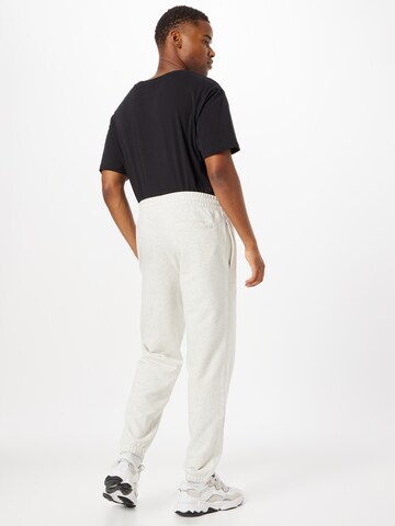 Effilé Pantalon de sport new balance en blanc