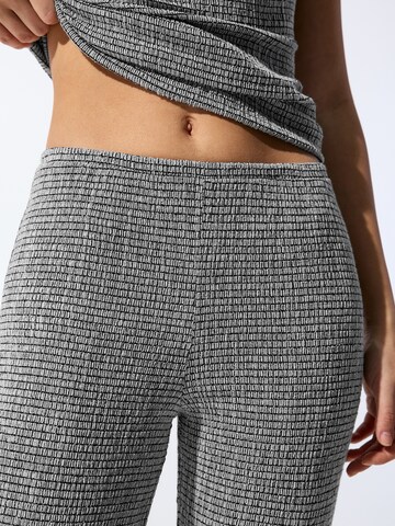 Pull&Bear Lużny krój Spodnie w kolorze szary