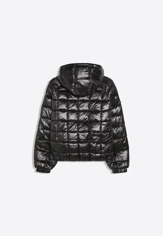 Bershka Přechodná bunda – černá