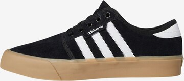 ADIDAS ORIGINALS Ниски маратонки 'Seeley' в черно: отпред