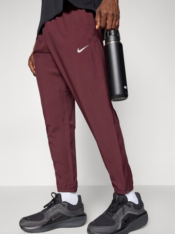 raudona NIKE Siaurėjantis Sportinės kelnės 'CHALLENGR'