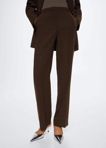 Regular Pantalon à plis 'Lupe' MANGO en marron : devant