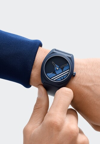 Montre à affichage analogique 'PROJECT THREE' ADIDAS ORIGINALS en bleu : devant