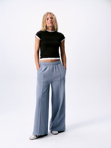 Wide leg Pantaloni sportivi di self. in blu: frontale