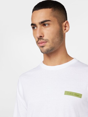 Calvin Klein Bluser & t-shirts i grå