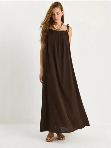 Bianco Lucci Dress in Brown: front