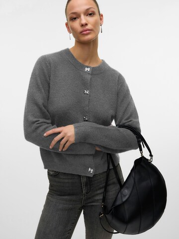 VERO MODA Gebreid vest 'VMFIONA' in Grijs