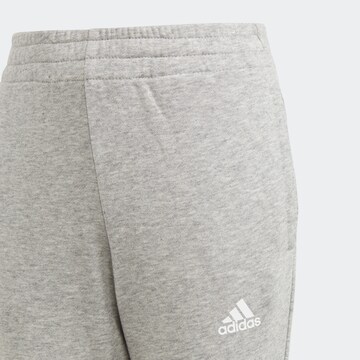 ADIDAS SPORTSWEAR Treenipuku 'Essentials' värissä punainen