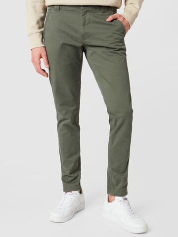 Tommy Jeans - Slimfit Pantalón chino 'SCANTON' en verde: frente