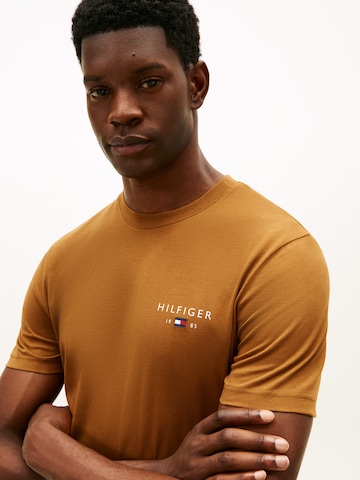 Maglietta 'BRAND LOVE' di TOMMY HILFIGER in marrone