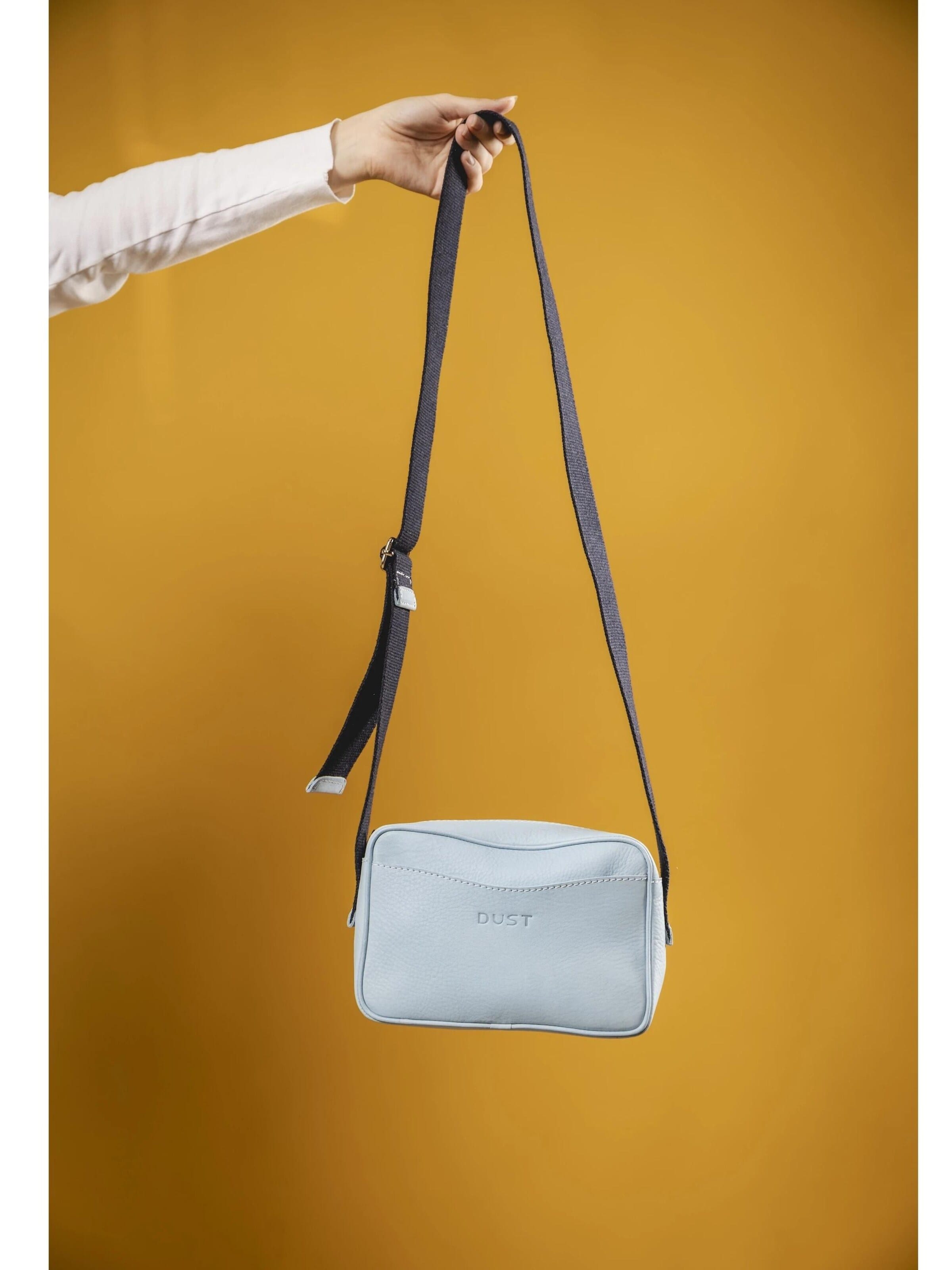 THE DUST COMPANY Taška přes rameno 'Leather Crossbody Light Blue The Sausalito Collection' – modrá