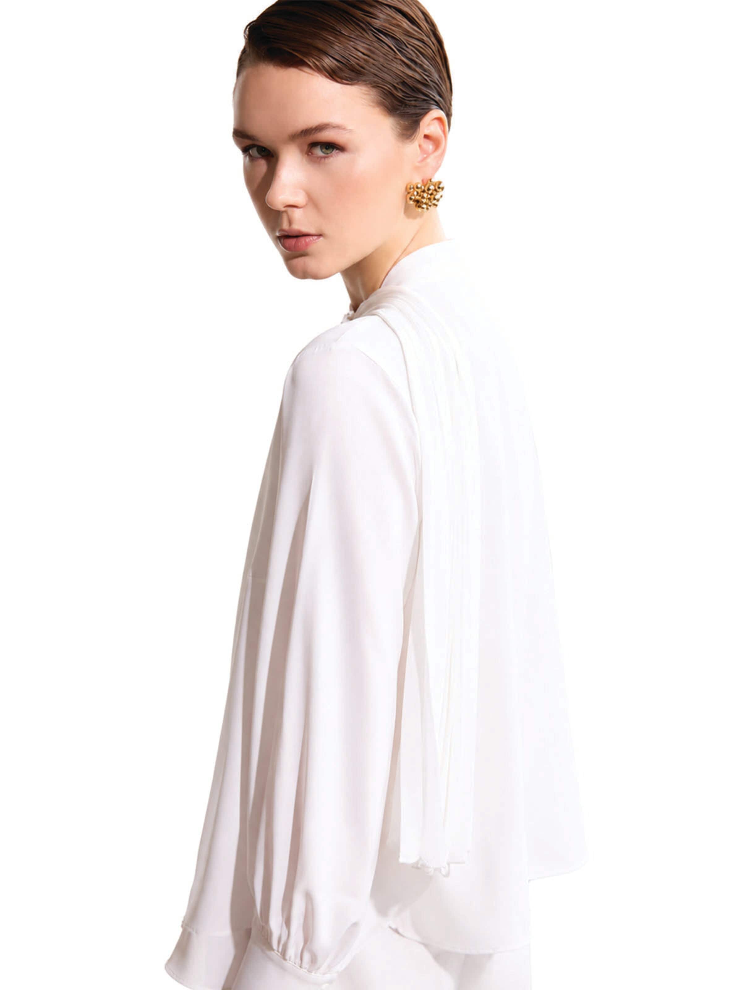 Chemisier 'Chiffon Pleated Scarf Collar Blouse' Touché Privé en blanc : devant