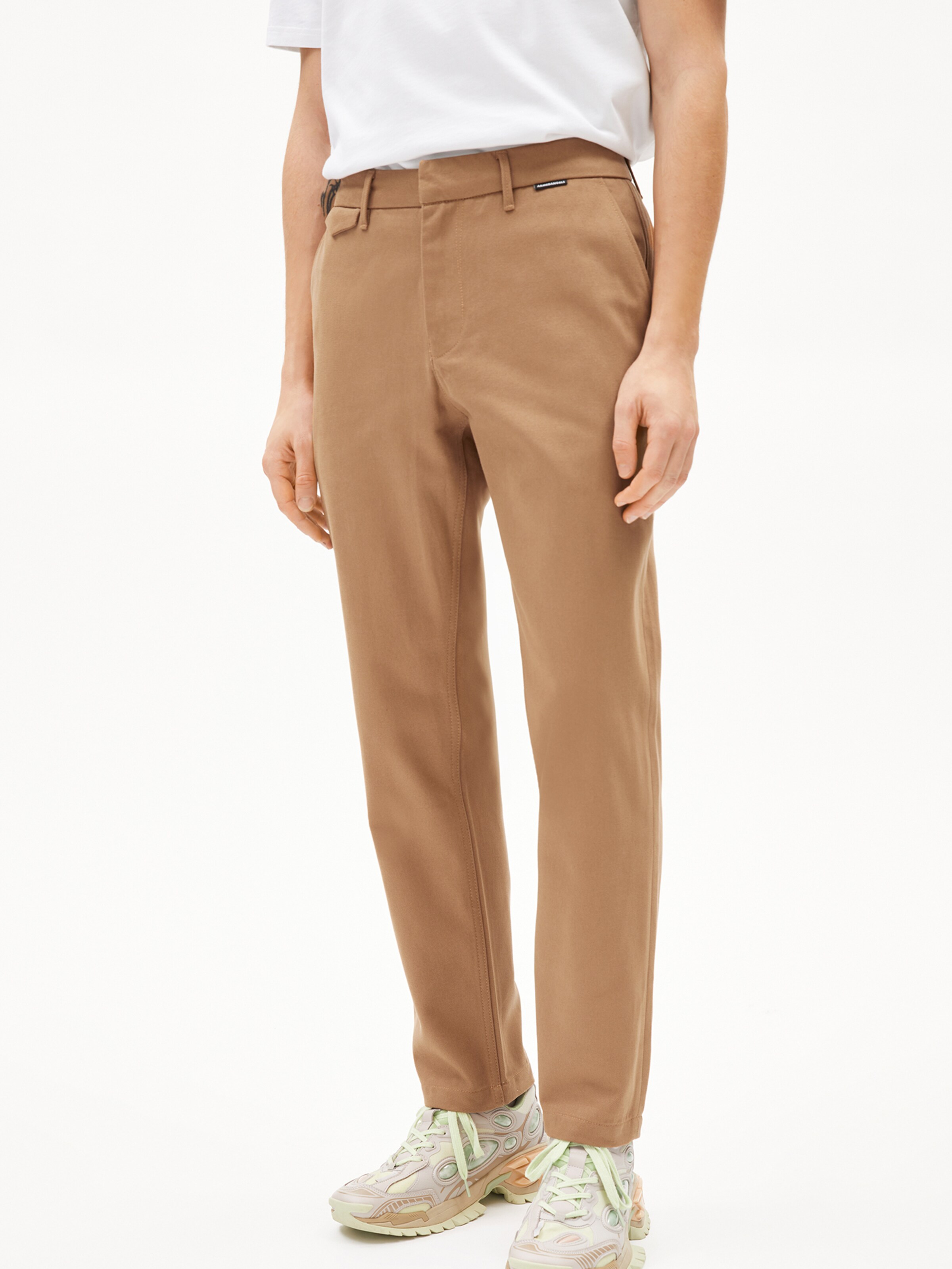 ARMEDANGELS Tapered Broek ' ANAAR PREMIUM ' in Bruin: voorkant