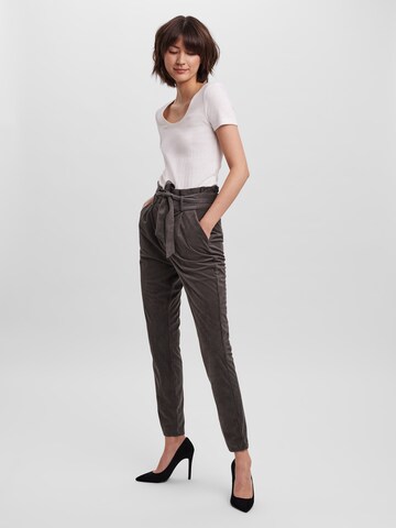 VERO MODA Tapered Bandplooibroek 'Eva' in Grijs