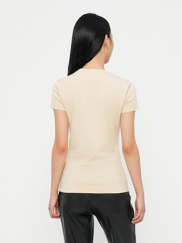 Tricou de la GUESS pe bej