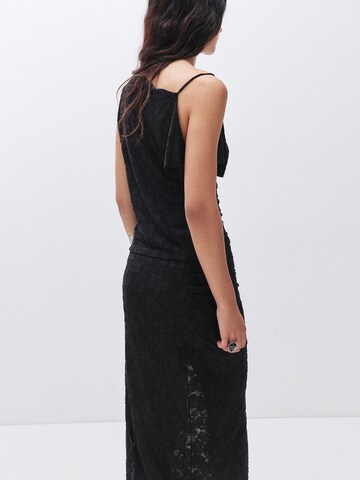 Top de la Pull&Bear pe negru