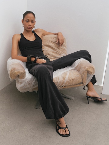 MANGO Luźne Spodnie 'RINI' w kolorze czarny