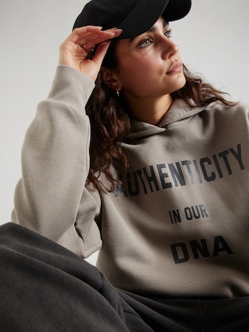 Gina Tricot - Sweatshirt 'Milo' em cinzento