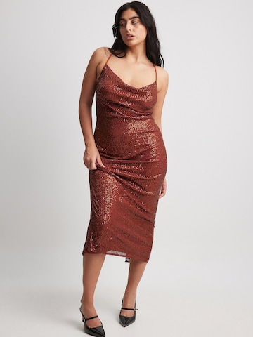 NA-KD Kleid in Bronze: predná strana