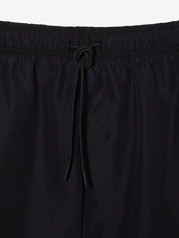 LACOSTE Badeshorts in Schwarz