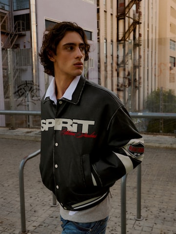 Giacca di mezza stagione di Bershka in nero