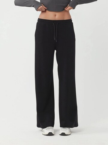 Hiccup Loose fit Pants in Black: front