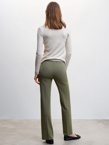 Regular Pantalon à plis 'AVAYA' MANGO en vert